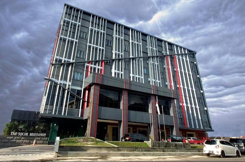New Hollywood Hotel Pekanbaru Zewnętrze zdjęcie