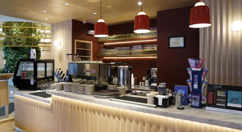 New Hollywood Hotel Pekanbaru Zewnętrze zdjęcie