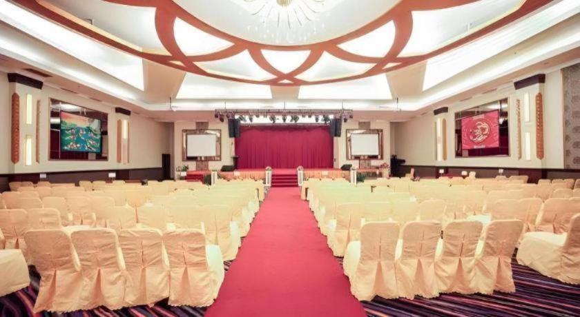 New Hollywood Hotel Pekanbaru Zewnętrze zdjęcie