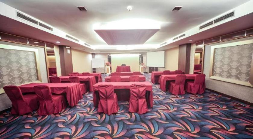 New Hollywood Hotel Pekanbaru Zewnętrze zdjęcie