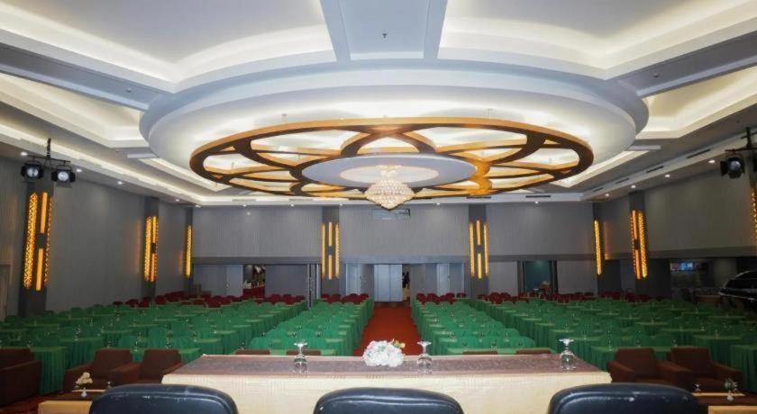 New Hollywood Hotel Pekanbaru Zewnętrze zdjęcie