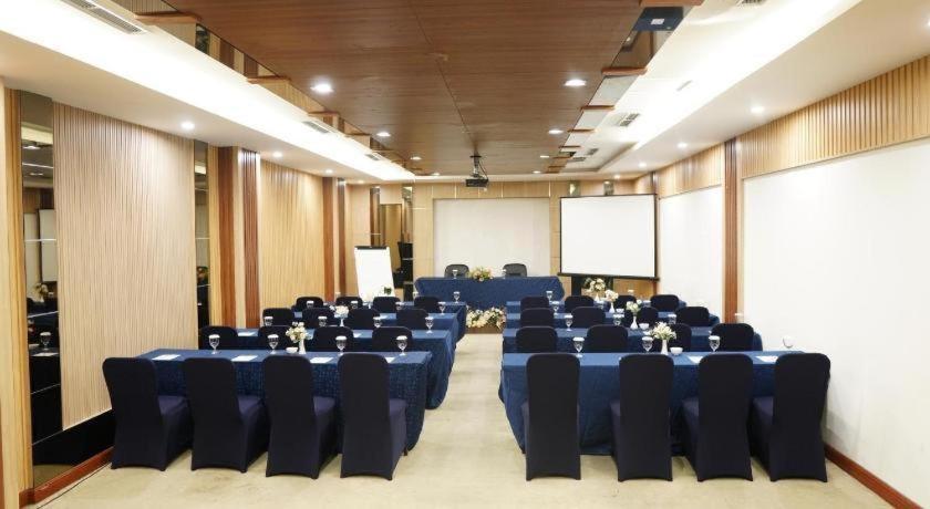 New Hollywood Hotel Pekanbaru Zewnętrze zdjęcie