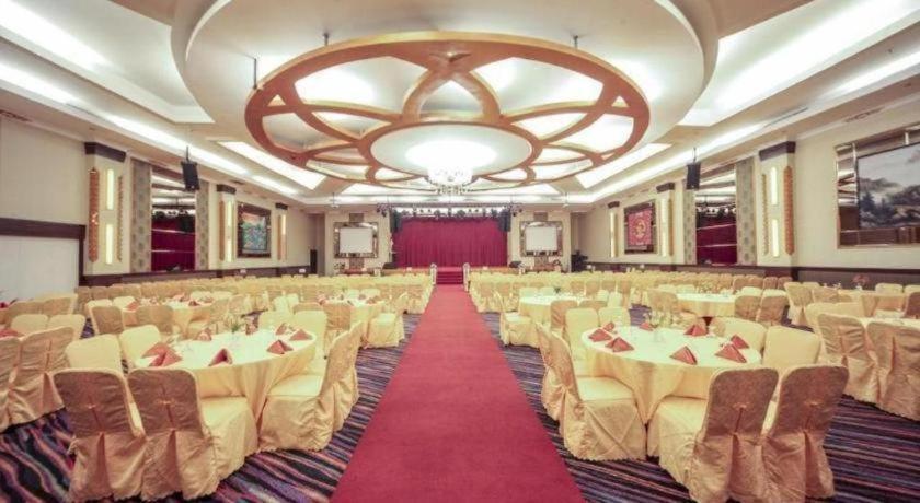 New Hollywood Hotel Pekanbaru Zewnętrze zdjęcie