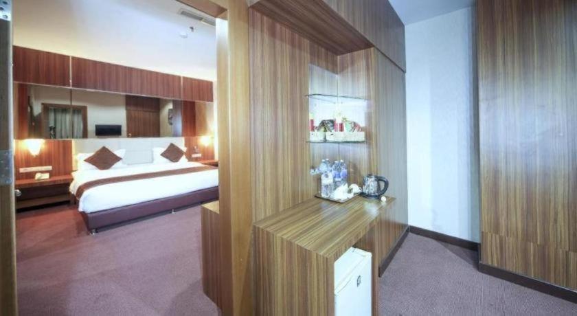 New Hollywood Hotel Pekanbaru Zewnętrze zdjęcie