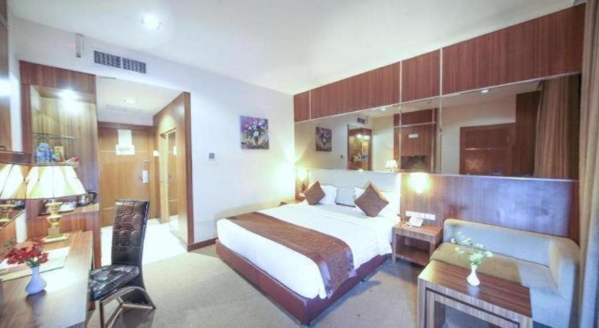 New Hollywood Hotel Pekanbaru Zewnętrze zdjęcie