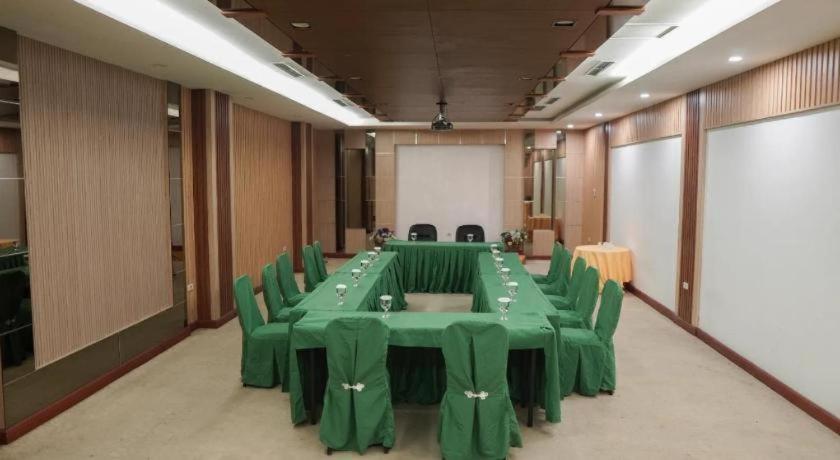 New Hollywood Hotel Pekanbaru Zewnętrze zdjęcie