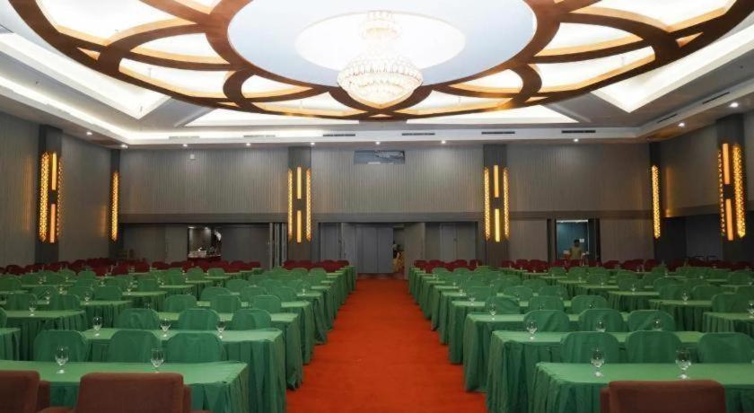 New Hollywood Hotel Pekanbaru Zewnętrze zdjęcie