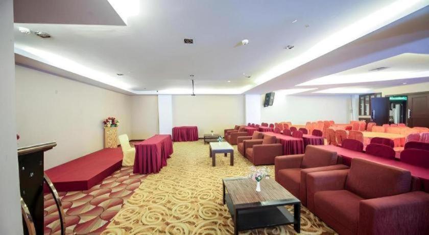 New Hollywood Hotel Pekanbaru Zewnętrze zdjęcie